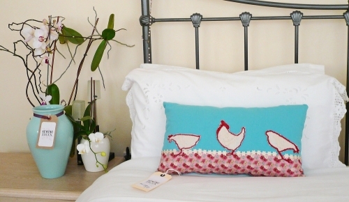 Unique Design Luxury Handmade Embroidered Cushion - Three Hens Design Unique Design Luxury Handmade Embroidered Cushion - Three Hens Design