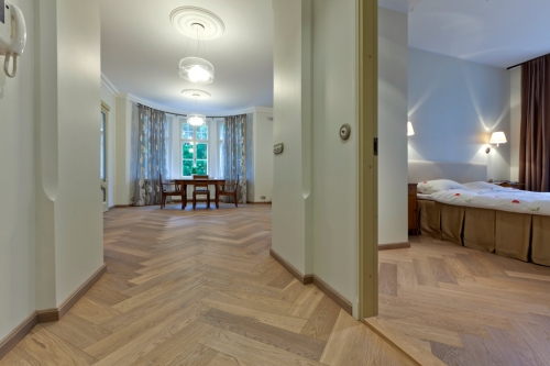 Oak Natural. Engineered wood herringbone parquet flooring.